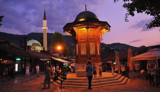 Hello Holy Days! uses a photo of a mosque in Bosnia to show that sunset can be depicted with the color purple and to assert that Ramadan's official colors are purple and yellow.
